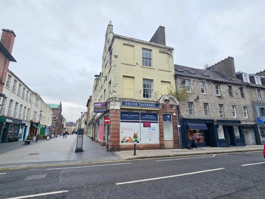 Lot: 43 - VACANT RETAIL PREMISES - Side view from South Street of the ground floor shop premises